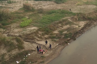 Bàng hoàng phát hiện thi thể 2 cha con nổi trên sông Hồng