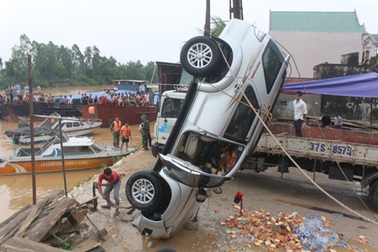 Hình ảnh hiện trường trục vớt xe chở Phó Giám đốc Sở bị lũ cuốn