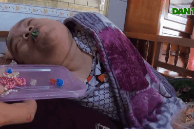 Cô gái miền Tây xếp hạc, xỏ kim bằng lưỡi khó tin