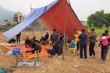 Vụ dân dựng lều "canh" nhà máy xả thải: Chưa xử lý nghiêm thì chưa dỡ lều!