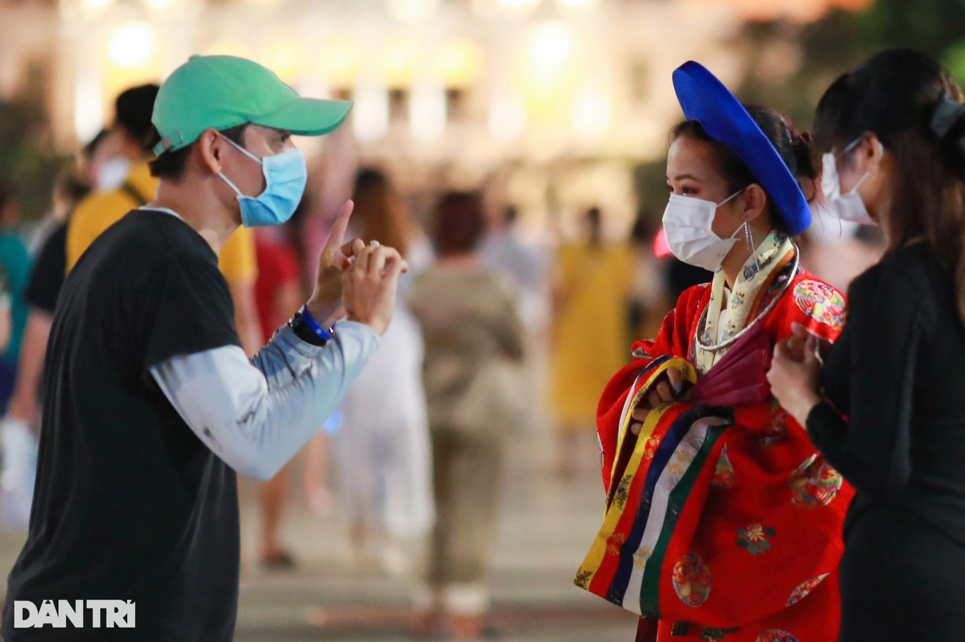 Giới trẻ diện cổ phục triều Nguyễn giữa đêm hóa trang ma quái ở TPHCM - 5 Giới trẻ diện cổ phục triều Nguyễn giữa đêm hóa trang ma quái ở TPHCM - 5