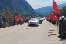 Đoàn người đứng chờ giữa nắng nóng đón 17 liệt sỹ hy sinh ở Lào về đất Mẹ