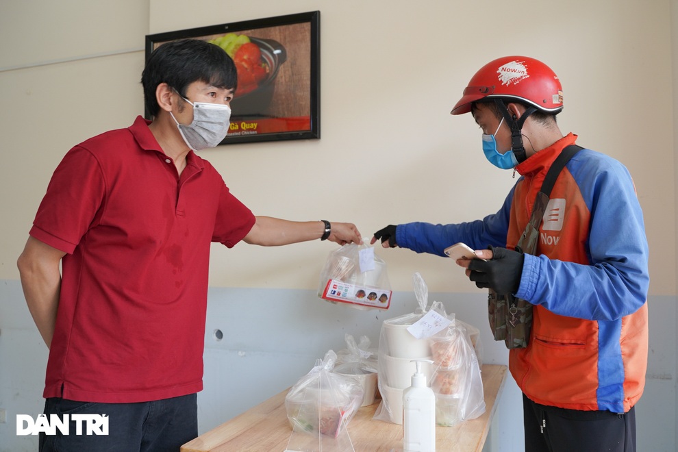 Shipper ở Hà Nội cháy đơn đợt nắng nóng, thu nhập không cao như lời đồn - 8 Shipper ở Hà Nội cháy đơn đợt nắng nóng, thu nhập không cao như lời đồn - 8