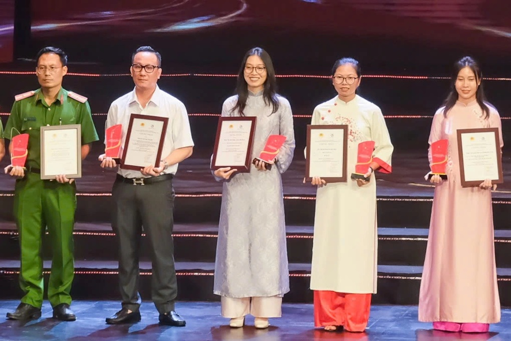 Bộ Công an trao giải báo chí Vì An ninh Tổ quốc và bình yên cuộc sống - 3 Bộ Công an trao giải báo chí Vì An ninh Tổ quốc và bình yên cuộc sống - 3