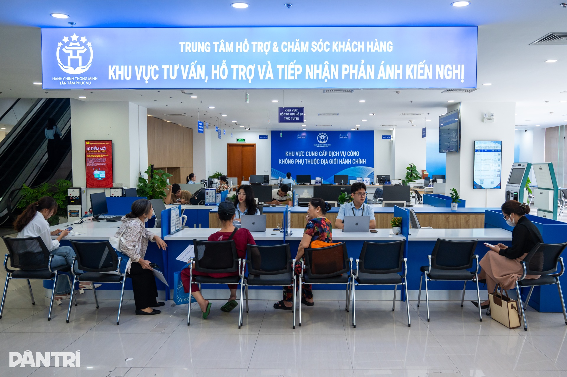 Người dân ngỡ ngàng khi được ăn uống miễn phí lúc chờ làm thủ tục ở Hà Nội - 1 Người dân ngỡ ngàng khi được ăn uống miễn phí lúc chờ làm thủ tục ở Hà Nội - 1