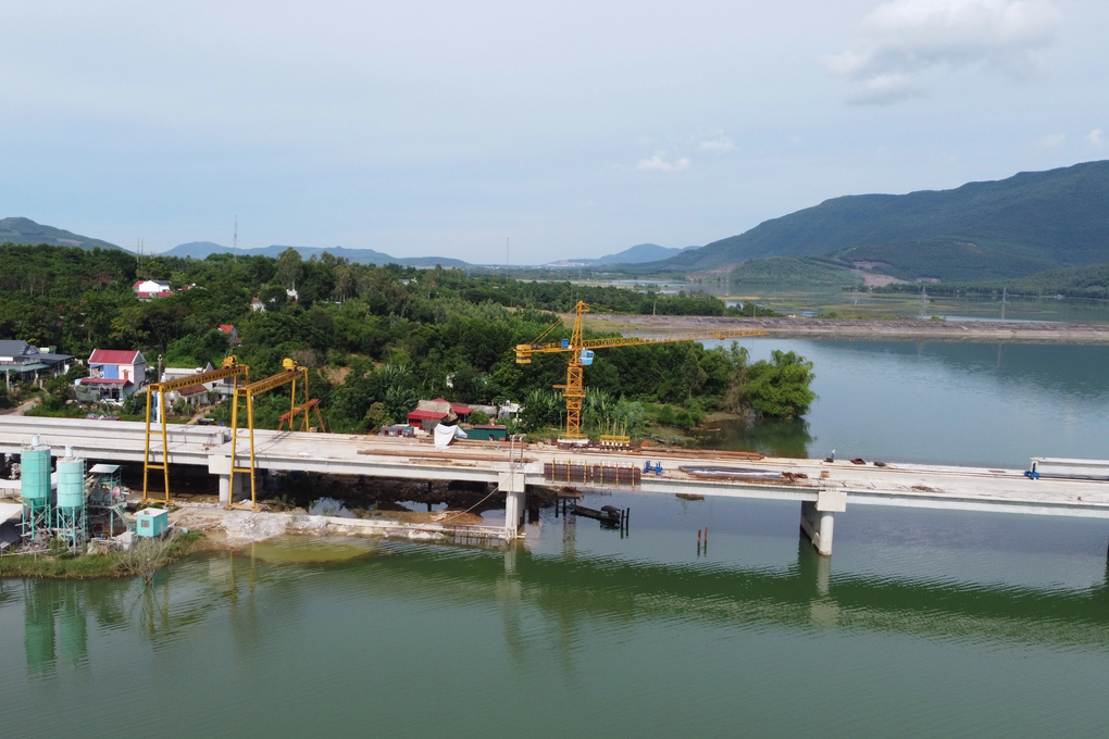 Cầu trên tuyến cao tốc Bắc - Nam xây gần xong mới có giấy phép hoạt động - 1 Cầu trên tuyến cao tốc Bắc - Nam xây gần xong mới có giấy phép hoạt động - 1