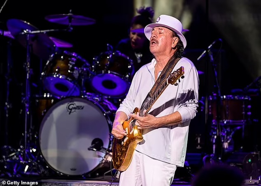 Đang biểu diễn, nghệ sĩ guitar huyền thoại Carlos Santana gục trên sân khấu - 1 Đang biểu diễn, nghệ sĩ guitar huyền thoại Carlos Santana gục trên sân khấu - 1