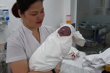 Bé trai nặng 3,4kg đẻ rơi trên taxi