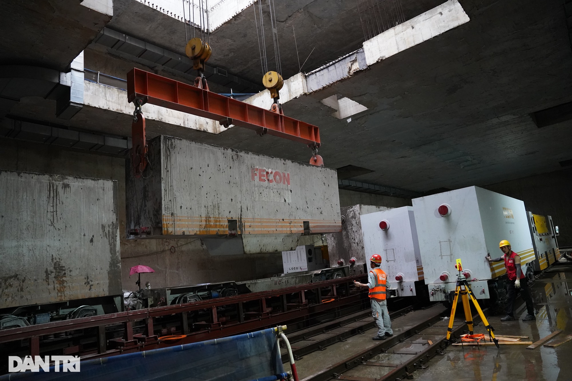 View - Cận cảnh máy đào hầm metro xuyên dưới lòng phố Kim Mã | Báo Dân trí