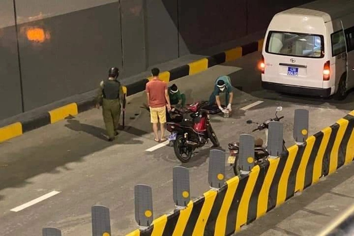 Người đàn ông văng qua lan can, rơi xuống hầm chui có giếng trời tử vong - 1 Người đàn ông văng qua lan can, rơi xuống hầm chui có giếng trời tử vong - 1
