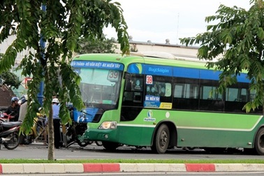 Xe buýt đâm giải phân cách, vỡ vụn đầu