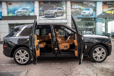 Cận cảnh Rolls-Royce Cullinan 5 chỗ: "Gia vị" khác lạ cho đại gia Việt