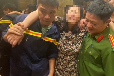 Giải cứu người phụ nữ lơ lửng tại tầng 11 chung cư ở Hà Nội