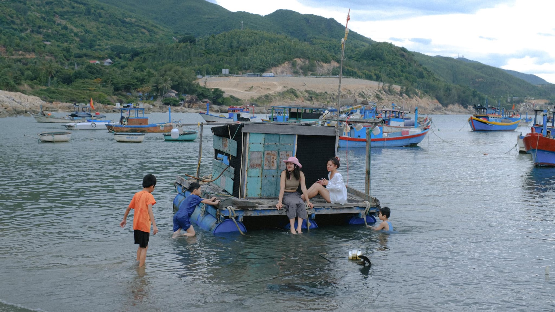 Quy Nhon's noiseless beauty captivates tourists - 10