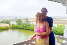 Niềm hạnh phúc gặp lại của 2 vợ chồng người Anh được chữa lành Covid-19