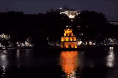 Phố đi bộ và nhiều địa điểm ở Hà Nội chìm trong bóng tối để tiết kiệm điện