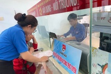 Người dân xã đảo thoát cảnh vượt biển vào đất liền làm thủ tục hành chính