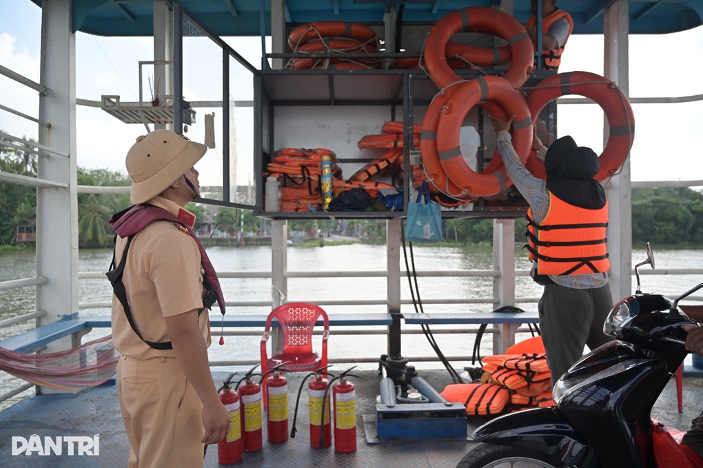 CSGT tăng cường đảm bảo an toàn đường thủy trong mùa mưa bão ở TPHCM - 2 CSGT tăng cường đảm bảo an toàn đường thủy trong mùa mưa bão ở TPHCM - 2