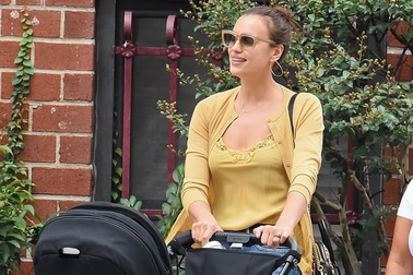 Bồ cũ của Ronaldo sành điệu đưa con ra phố