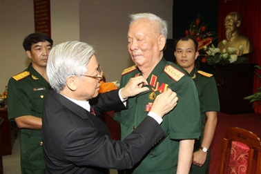 Đại tướng Lê Đức Anh nhận huy hiệu 75 năm tuổi Đảng