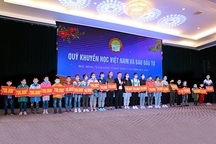 Trao tặng 100 suất học bổng học sinh nghèo vượt khó