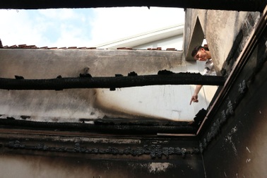 Cứu sống 2 đứa trẻ đang ngủ trong căn nhà cháy