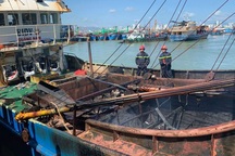 Cháy tàu cá 13 tỷ, nghi do bất cẩn khi hàn xì