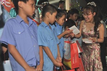 Trung thu yêu thương của trẻ mồ côi, người già neo đơn