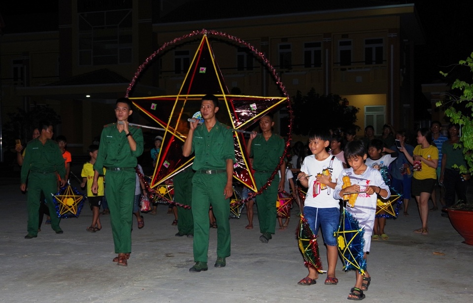 Biên phòng Đồng Tháp mang Trung thu đến với trẻ em vùng biên - 1 Biên phòng Đồng Tháp mang Trung thu đến với trẻ em vùng biên - 1