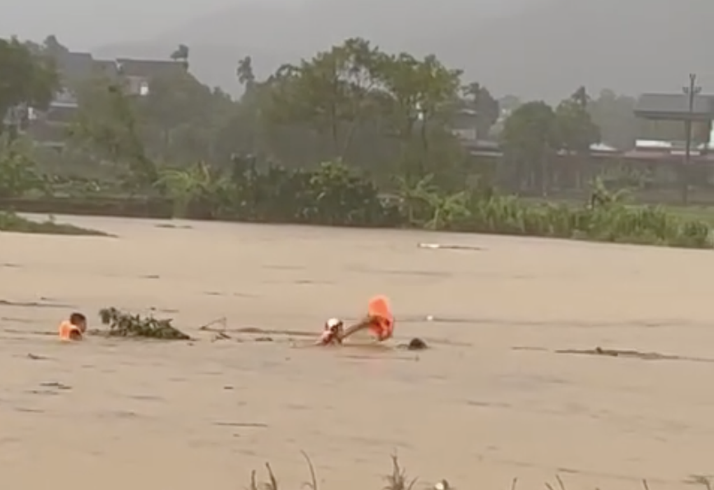 Đại úy công an cứu người bị lũ cuốn - 1 Đại úy công an cứu người bị lũ cuốn - 1