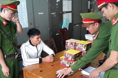 Kiểm tra xe thư báo, phát hiện nhiều hàng cấm