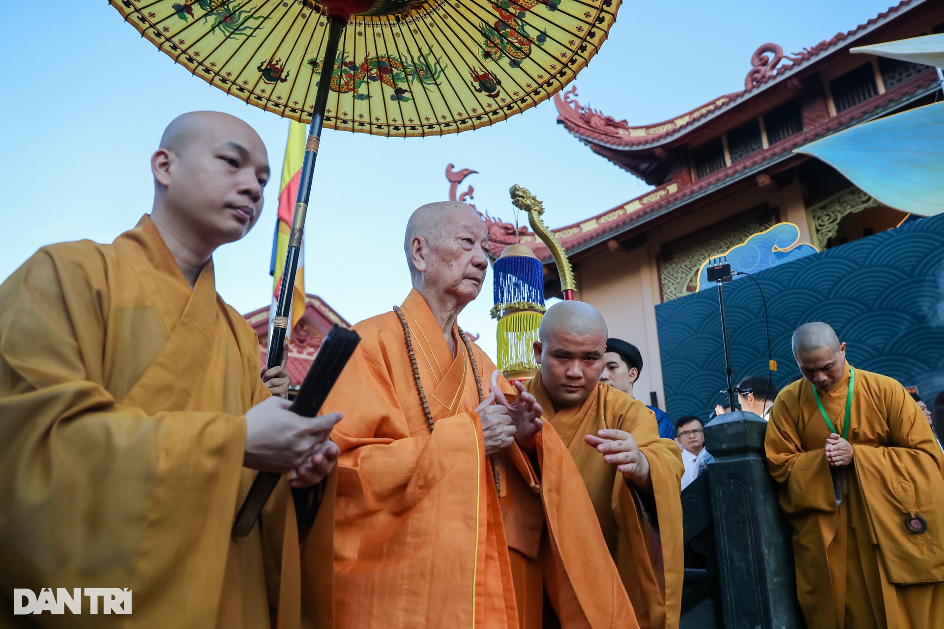Phật tử bật khóc tại lễ Phật đản ở Việt Nam Quốc Tự - 6 Phật tử bật khóc tại lễ Phật đản ở Việt Nam Quốc Tự - 6