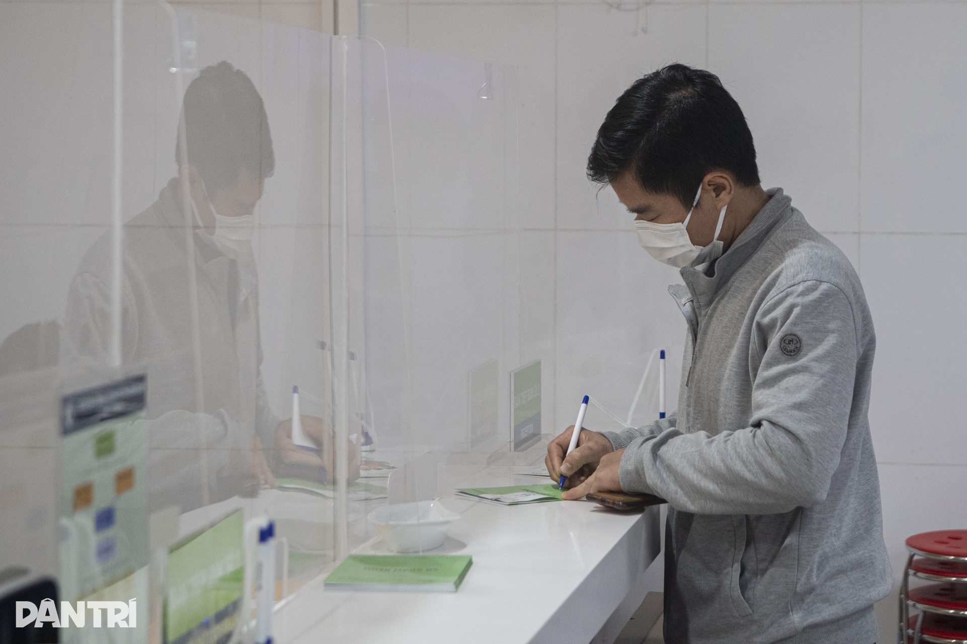 Bác sĩ sản chạy hết công suất vì cơn sốt rồng vàng - 3 Bác sĩ sản chạy hết công suất vì cơn sốt rồng vàng - 3