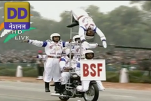 Cảnh sát Ấn Độ "diễn xiếc" trên xe mô-tô