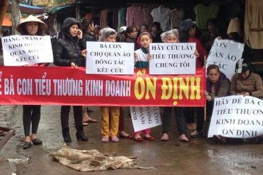 Tiểu thương phản ứng, chính quyền hoãn giải tỏa chợ quần áo cũ ở Trung Tự