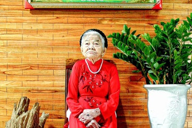 Cụ bà 102 tuổi ở Nghệ An diện áo dài nhận "bão like" vì quá đẹp