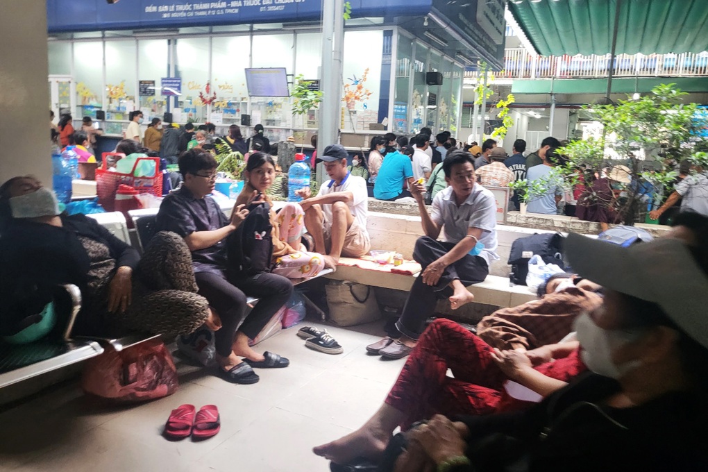 Bệnh viện Chợ Rẫy chỉ có 2 máy CT cầm cự, 4.000 bệnh nhân chịu khổ mỗi ngày - 3 Bệnh viện Chợ Rẫy chỉ có 2 máy CT cầm cự, 4.000 bệnh nhân chịu khổ mỗi ngày - 3