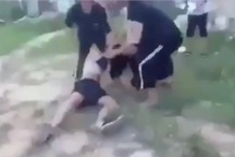 Nữ sinh bị nhiều bạn gái vây đánh hội đồng và lột áo