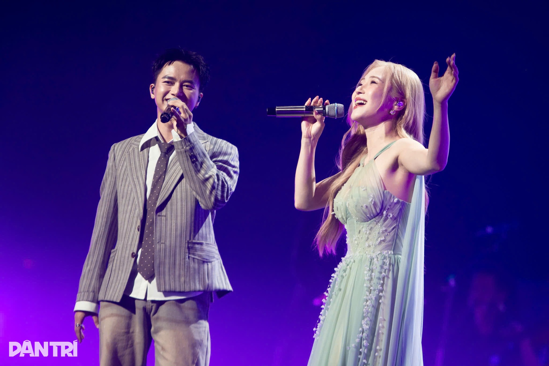 Những khoảnh khắc ấn tượng, bùng nổ trong concert Rực rỡ ngày mới - 15 Những khoảnh khắc ấn tượng, bùng nổ trong concert Rực rỡ ngày mới - 15