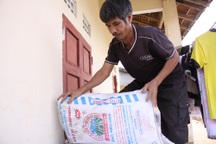 Cấp 358 tấn phân bón trị giá tiền tỷ để dân... ngắm