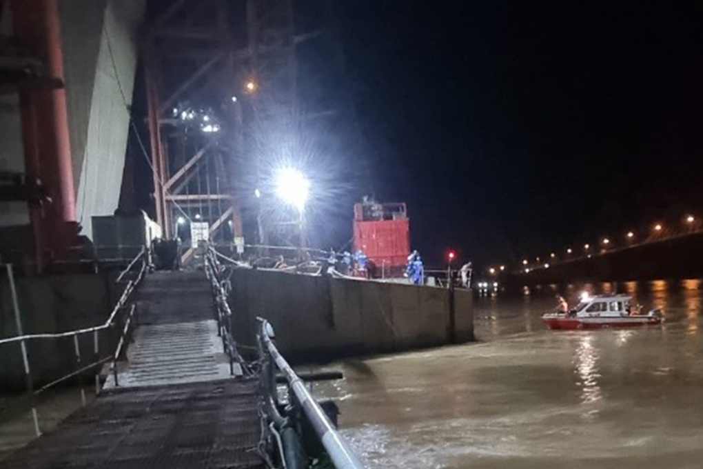 Tai nạn lao động, nam công nhân rơi xuống sông ở công trường cầu Mỹ Thuận 2 - 1 Tai nạn lao động, nam công nhân rơi xuống sông ở công trường cầu Mỹ Thuận 2 - 1