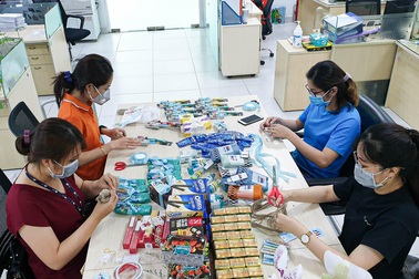 Dân công sở gói quà, sáng tác nhạc tặng y bác sĩ tuyến đầu chống dịch