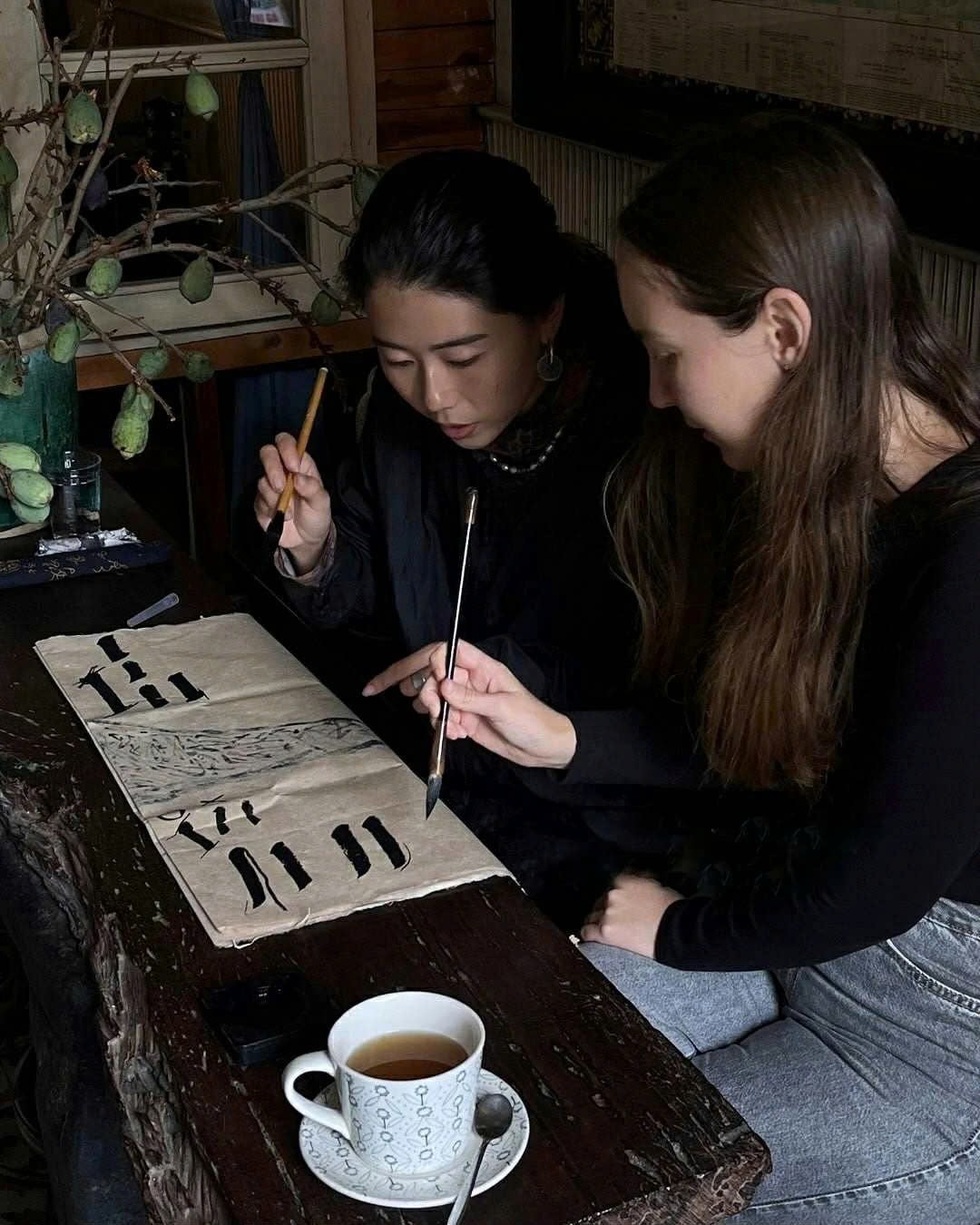 فتاة يابانية تسافر عبر فيتنام بمفردها، تسقط من الدراجة في منتصف الطريق، فيخرج أهل القرية بأكملها لمساعدتها - 4 Cô gái Nhật đi xuyên Việt một mình, ngã xe giữa đường được cả làng ra giúp - 4