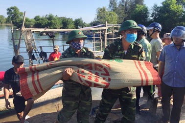 Vụ tàu câu mực bị đâm chìm trên biển: Tìm thấy thi thể cháu bé mất tích