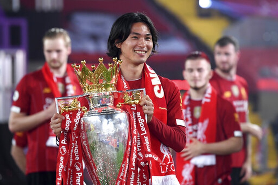 Liverpool ngập tràn hạnh phúc nhận cúp vô địch Premier League - 16 Liverpool ngập tràn hạnh phúc nhận cúp vô địch Premier League - 16
