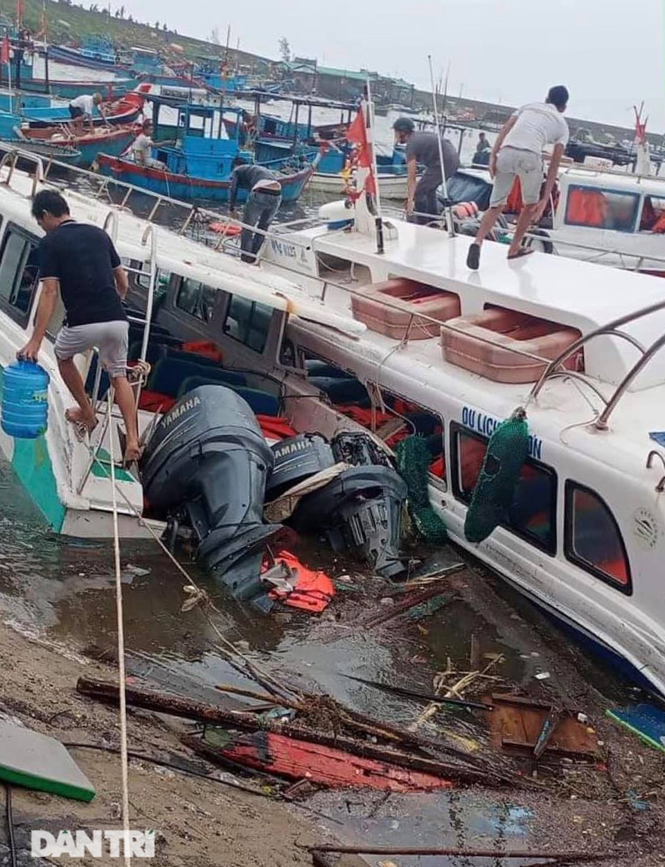 Đảo Lý Sơn tan hoang nhà cửa, tàu thuyền sau khi bão số 9 quét qua - 8 Đảo Lý Sơn tan hoang nhà cửa, tàu thuyền sau khi bão số 9 quét qua - 8