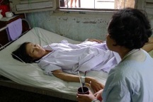 Chị nằm liệt ở nhà, em côi cút nhập viện