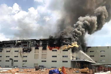 Hiện trường vụ cháy kinh hoàng tại công ty sản xuất ghế sofa ở Bình Dương