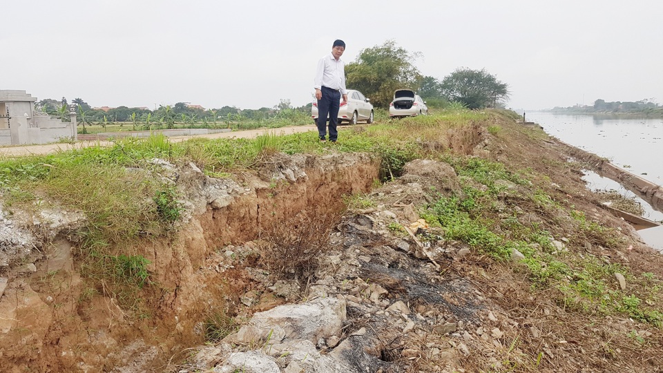Ninh Bình: “Hà bá” đe dọa “nuốt” trăm mét đê, dân nơm nớp lo sợ - 2 Ninh Bình: “Hà bá” đe dọa “nuốt” trăm mét đê, dân nơm nớp lo sợ - 2