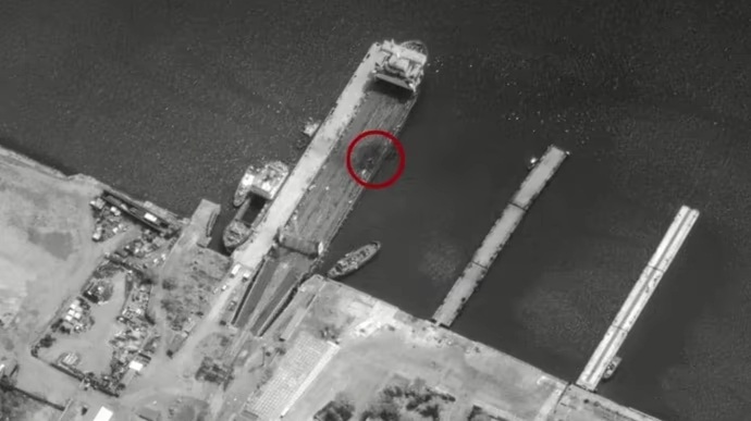 កាំជ្រួចអ៊ុយក្រែន ទម្លាយការការពារដ៏រឹងមាំរបស់រុស្ស៊ី វាយប្រហារសាឡាងនៅ Crimea - 1 Tên lửa Ukraine chọc thủng phòng thủ kiên cố của Nga, tấn công phà ở Crimea - 1